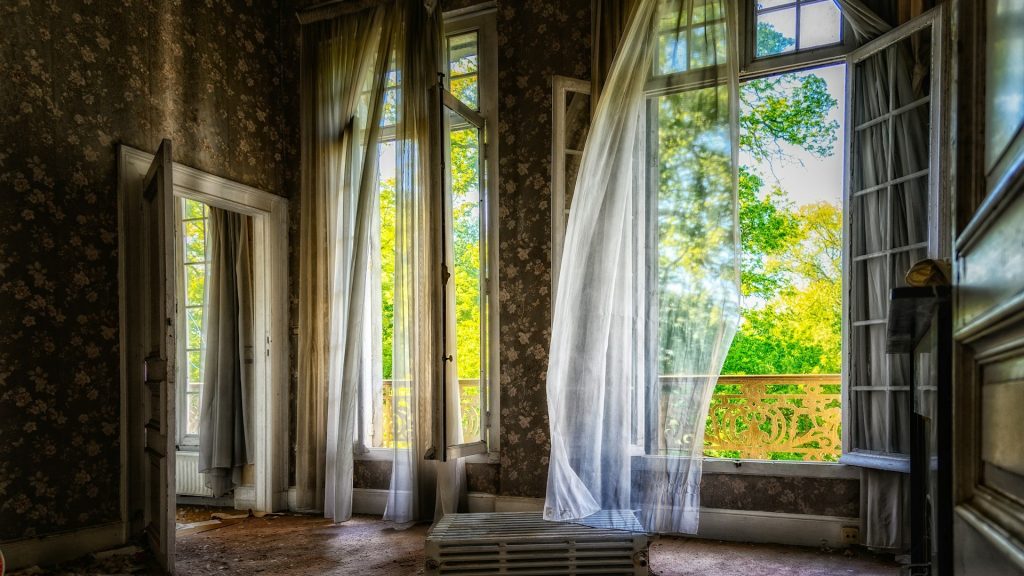 Open ramen met gordijnen in beweging voor natuurlijke ventilatie en co2 meter gebruiken