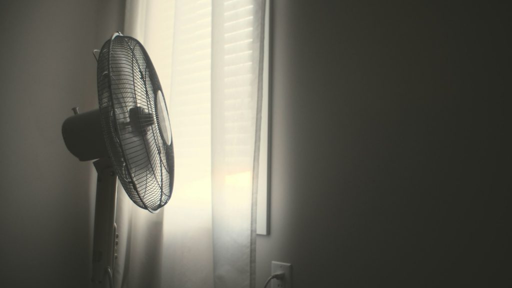 Ventilator bij raam voor luchtcirculatie en ondersteuning bij co2 meter gebruiken in huis