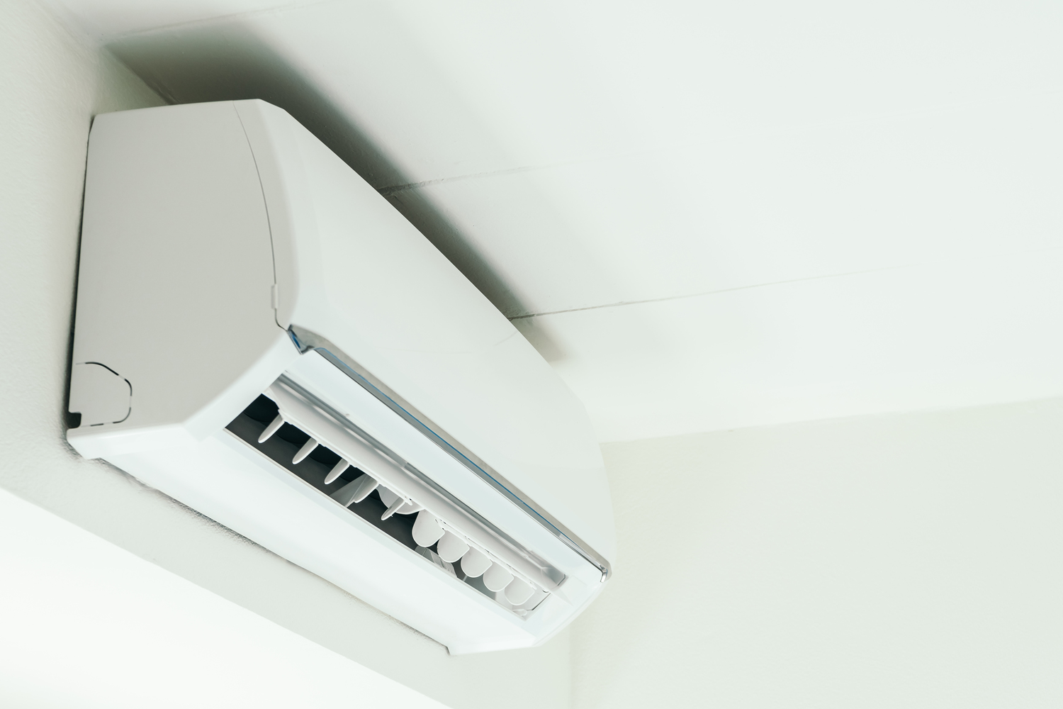 Airco binnenunit aan het plafond van een woning.